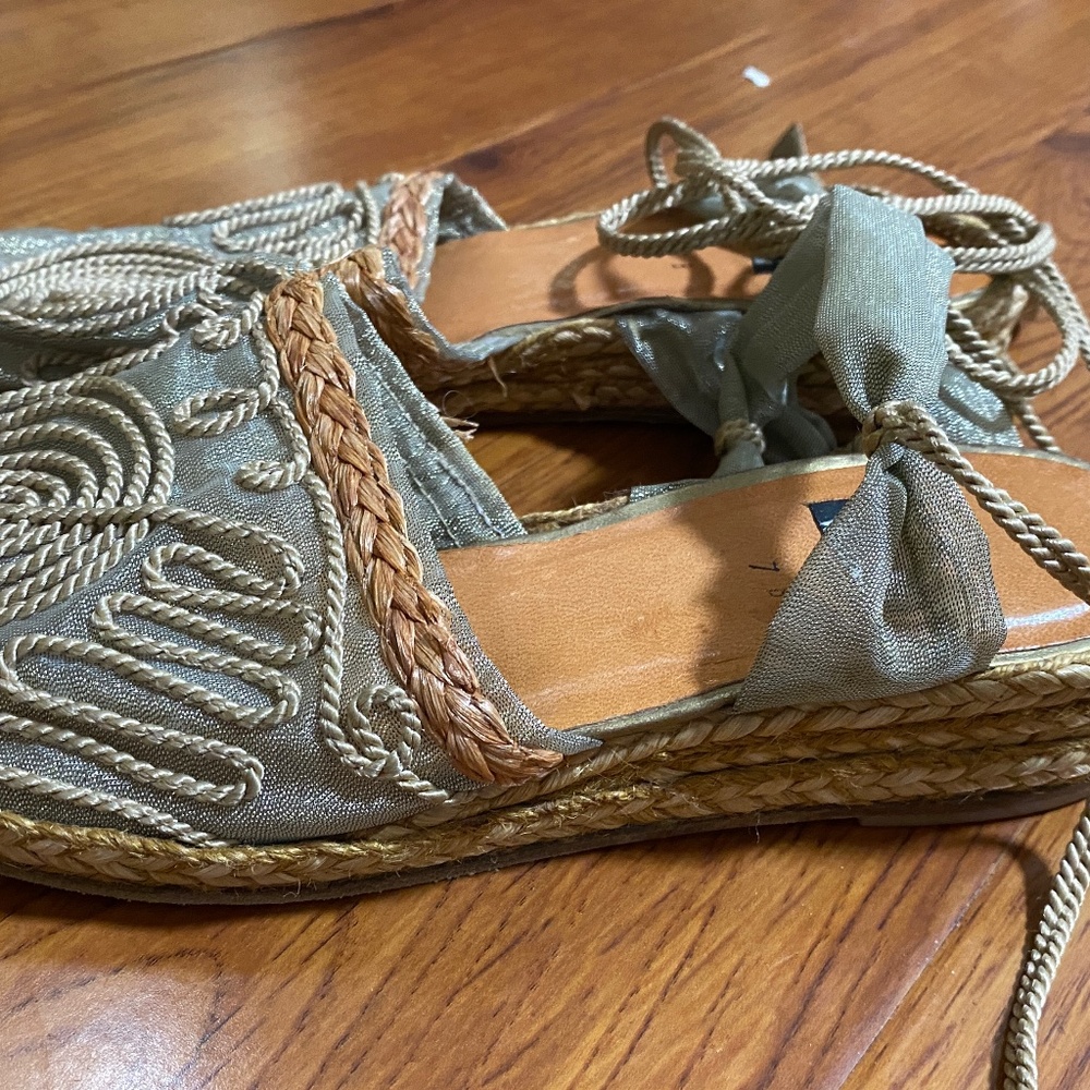 Lace up low wedge taupe/green/beige by Stuart Weitzman